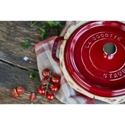 Staub Cocotte 24 Cm, Redondo, Cereza, Hierro Fundido -Cocina Comercio 424416044
