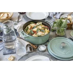 Staub Cocotte 24 Cm, Redondo, Salvia, Hierro Fundido -Cocina Comercio 750035342